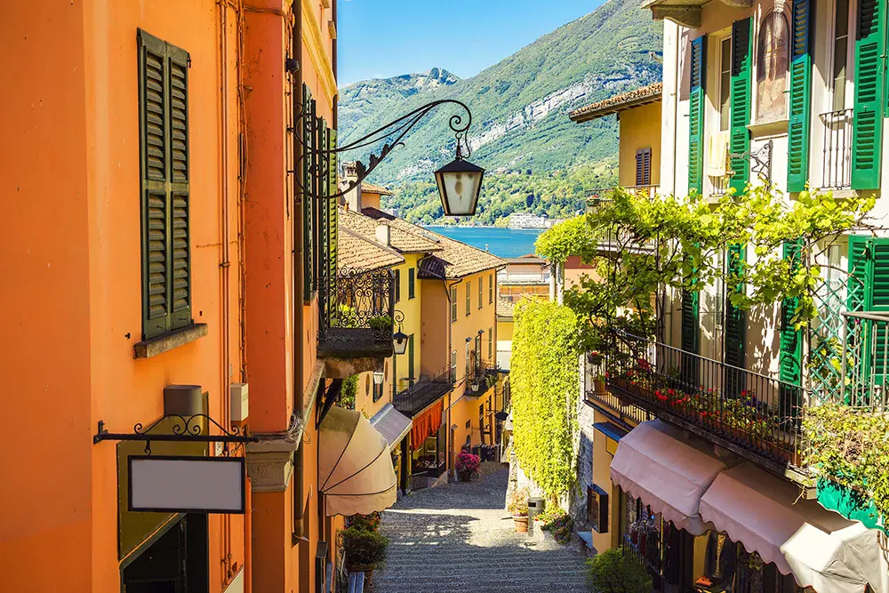 Picturesque_colorful_old_town_street_Bellagio_city_Italy copia