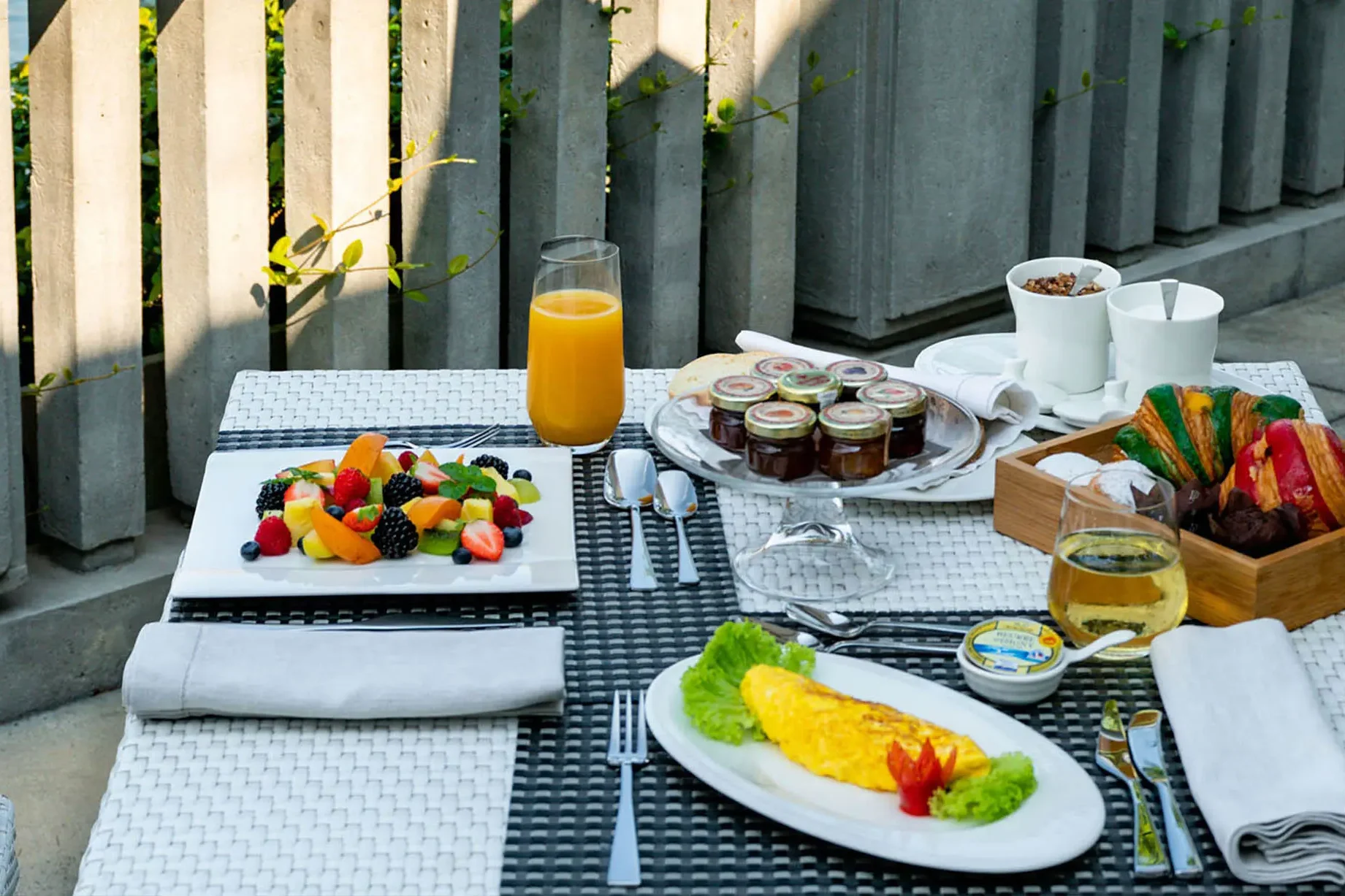 luxury_suite_villa_lake_como_villa_lario_resort_mandello_breakfast
