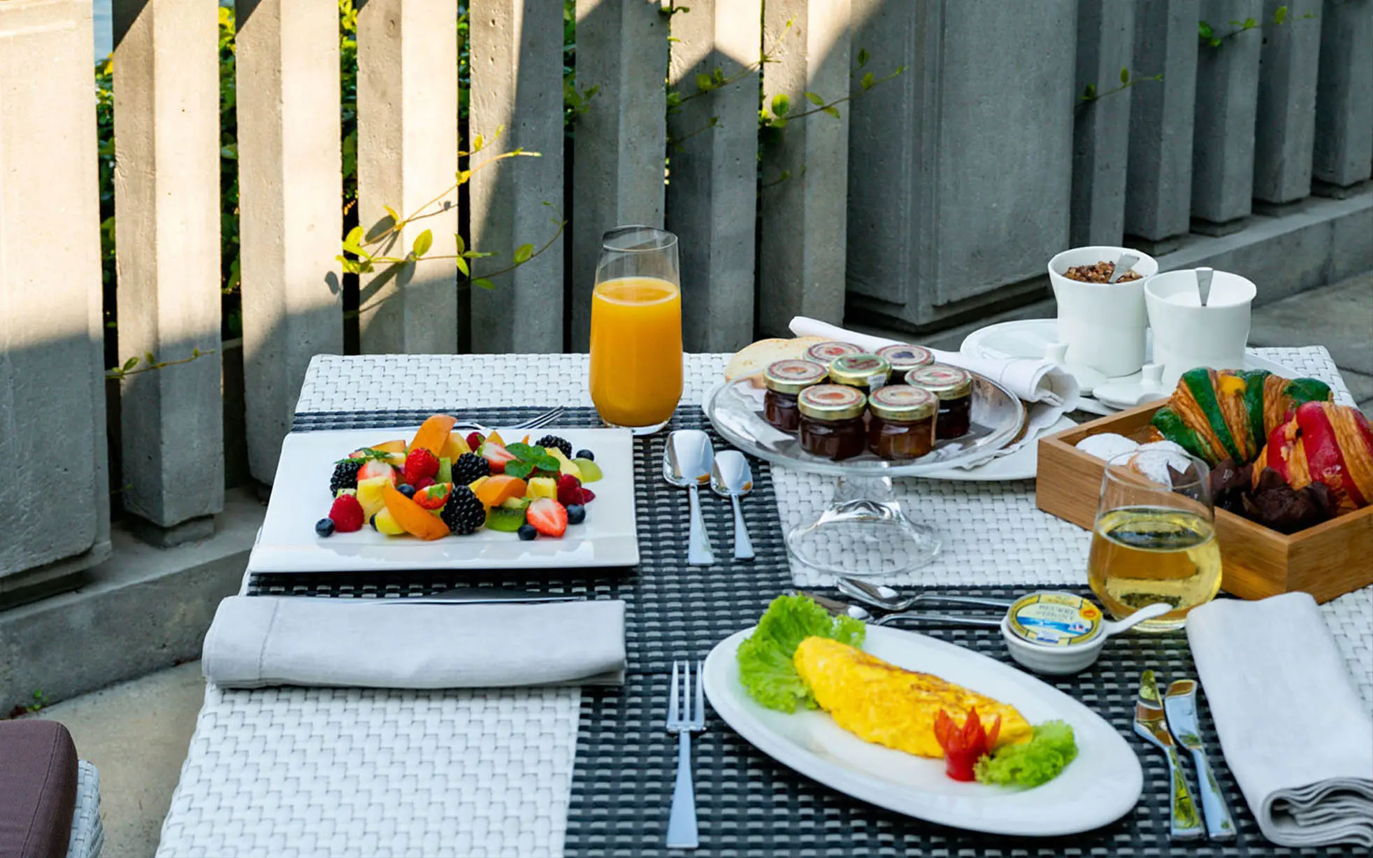 luxury_suite_villa_lake_como_villa_lario_resort_mandello_breakfast