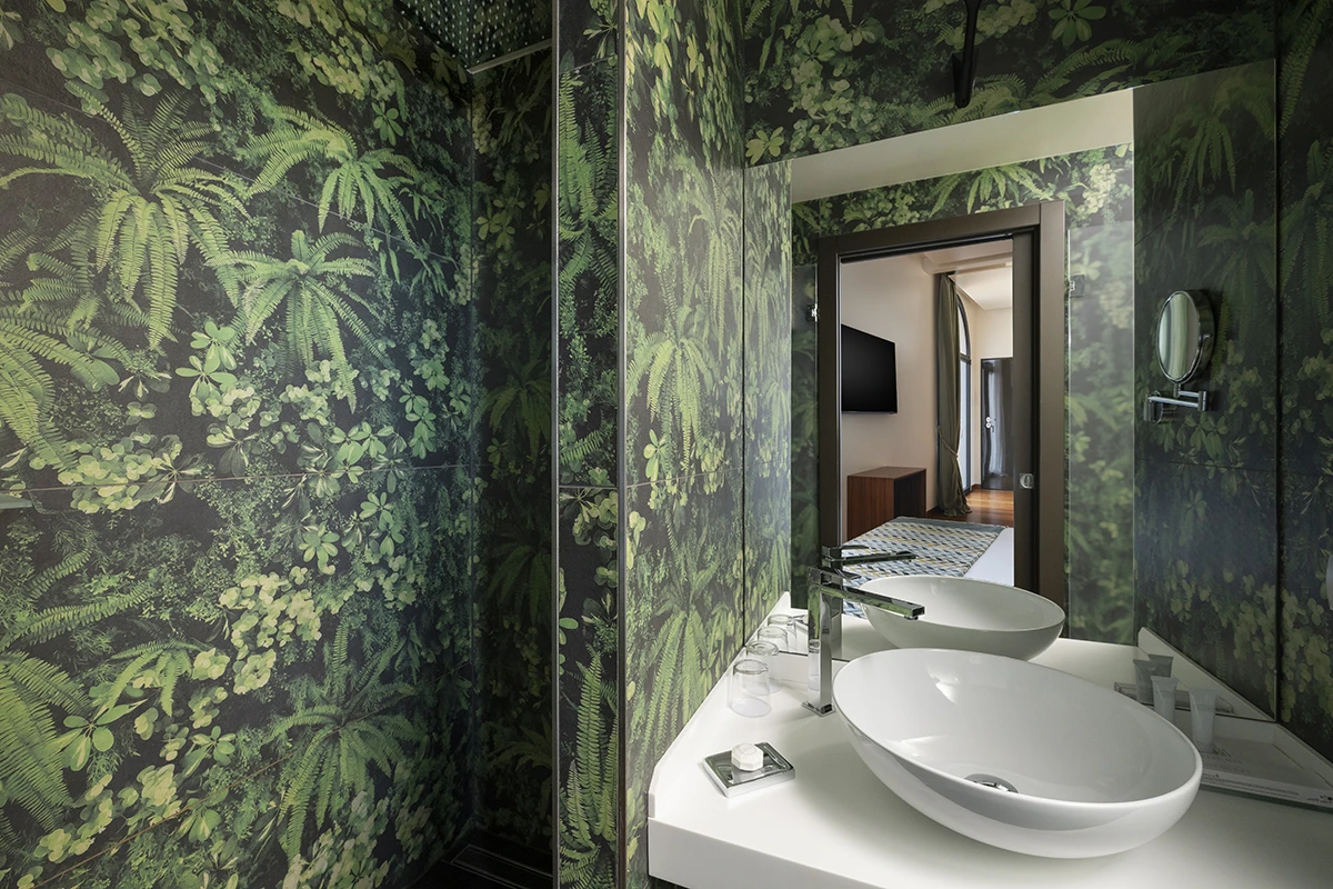 meria_suite_bathroom_villa_lario_resort_como_lake_design