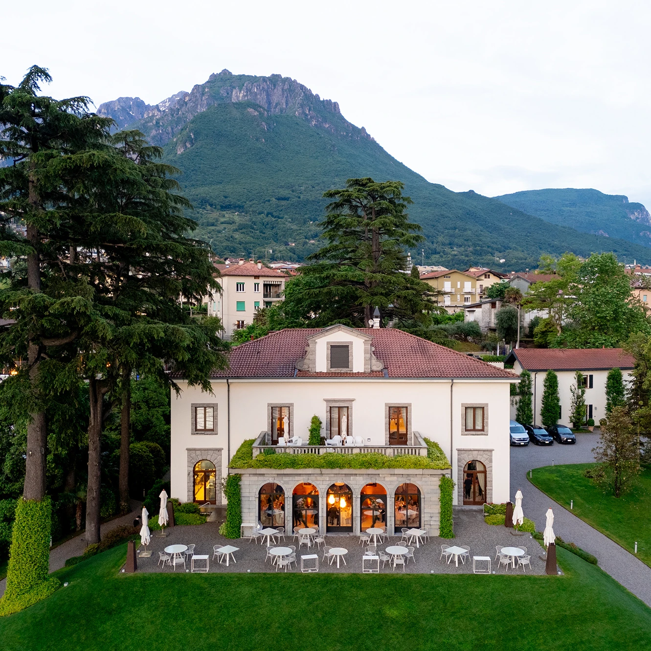 outside_garden_view_wedding_villa_lario_resort_low