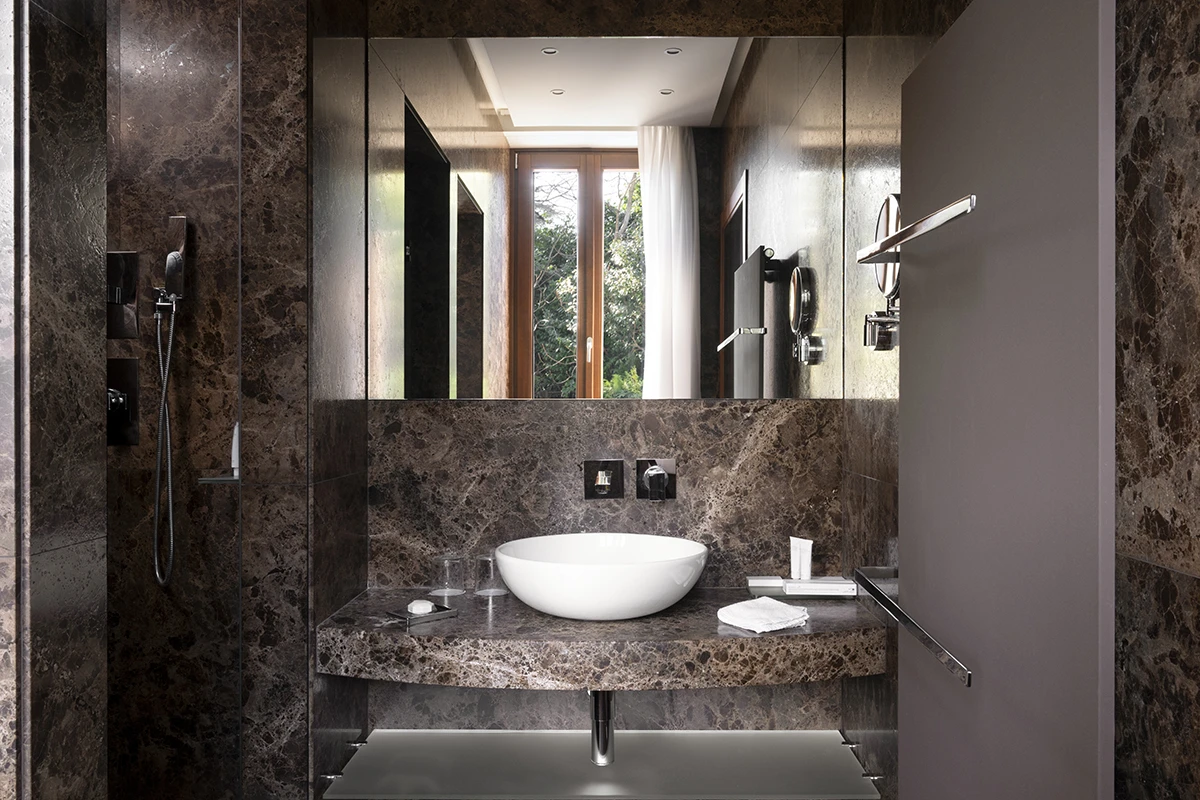 dervio_suite_villa_lario_resort_bathroom