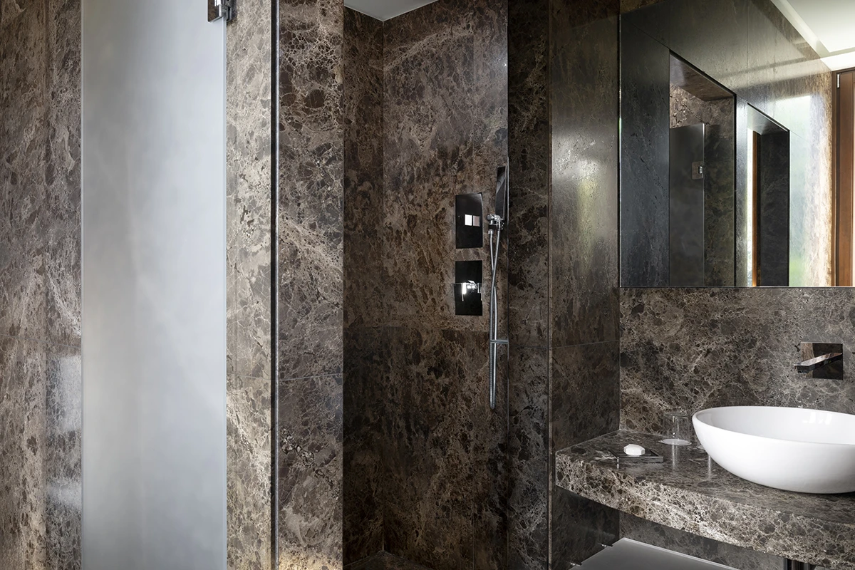 dervio_suite_villa_lario_resort_details_bathroom