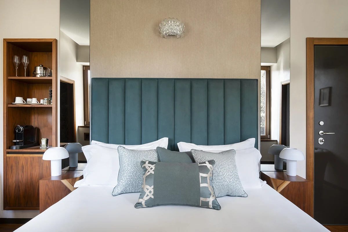 oliveto_suite_villa_lario_resort_luxury_bed