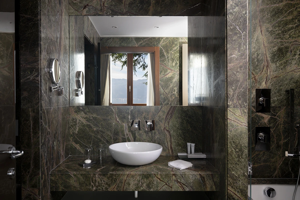 varenna_suite_villa_lario_resort_luxury_bathroom